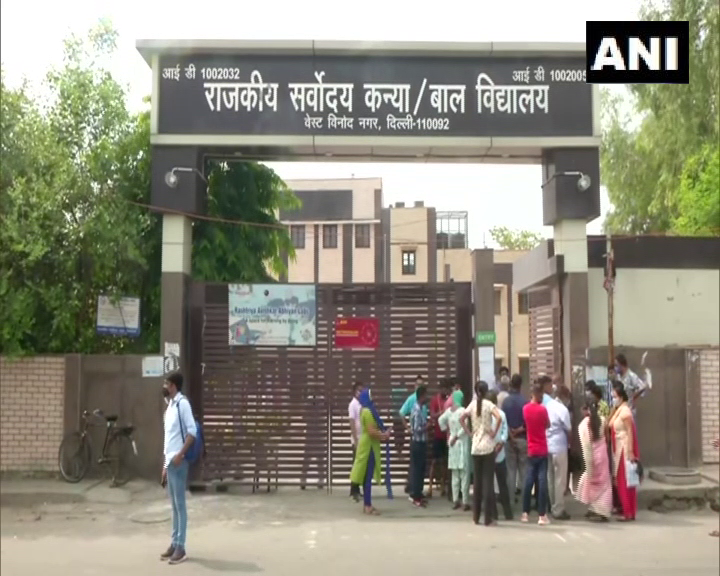 ANI's tweet photo. Delhi | People are left disappointed after a COVID-19 vaccination centre at West Vinod Nagar was closed due to shortage of vaccines.

"There are no vaccines in govt centres. We have been waiting for 4 days. People were waiting in queue from 4 am in vain," says a citizen. https://t.co/07QUKjWPvQ