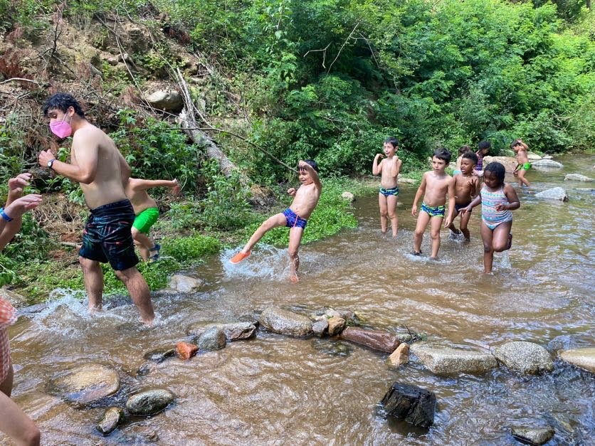 SalesiansMAT's tweet photo. #Casalet 🌲 Divendres vam anar a passar el dia a Arbúcies. 

Va ser un dia del tot refrescant, jugant al riu i fent activitats a la natura. https://t.co/llnMyNuqgs