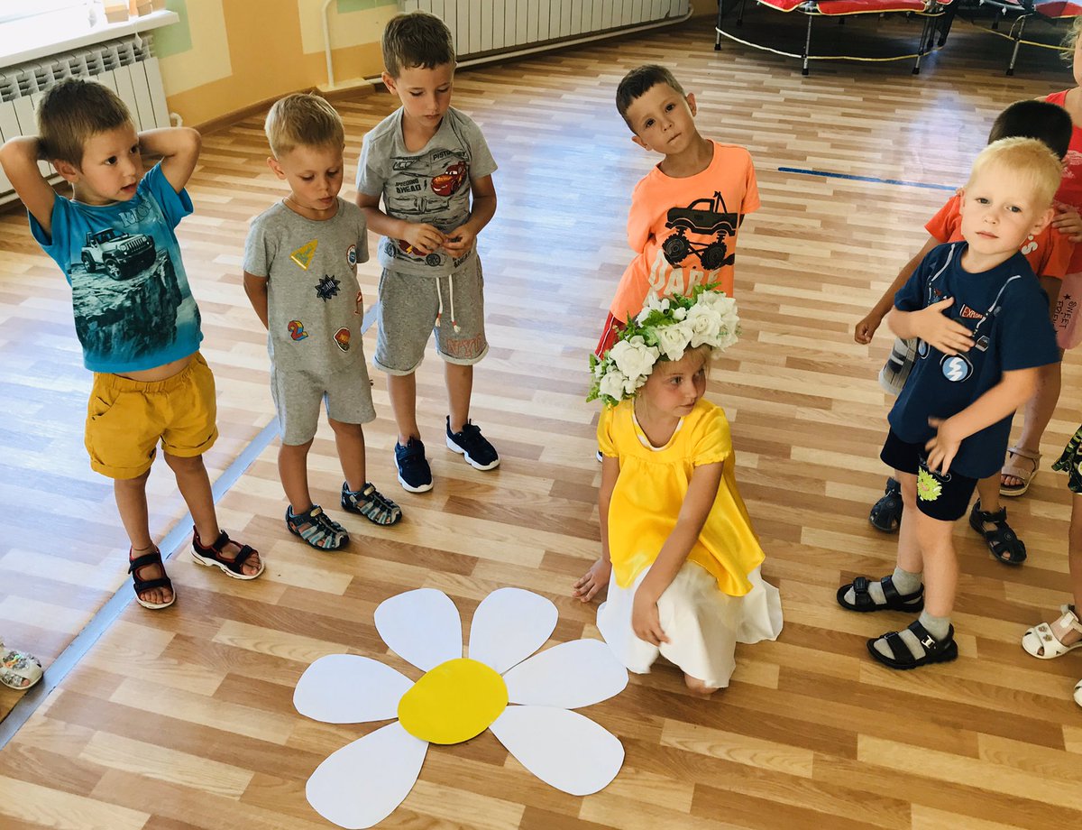 2c6Ik's tweet photo. Белая ромашка расцвела в саду! Это к ней так быстро я сейчас иду! Хочется поближе рассмотреть цветок,
Пальчиком потрогать хрупкий стебелек.
В гости к #Почемучкам и #Фантазерам #детскийсад11 приходила Ромашка. Дети порезвились с красавицей, показали свою ловкость и смекалку! https://t.co/B8ZPQu3zCS