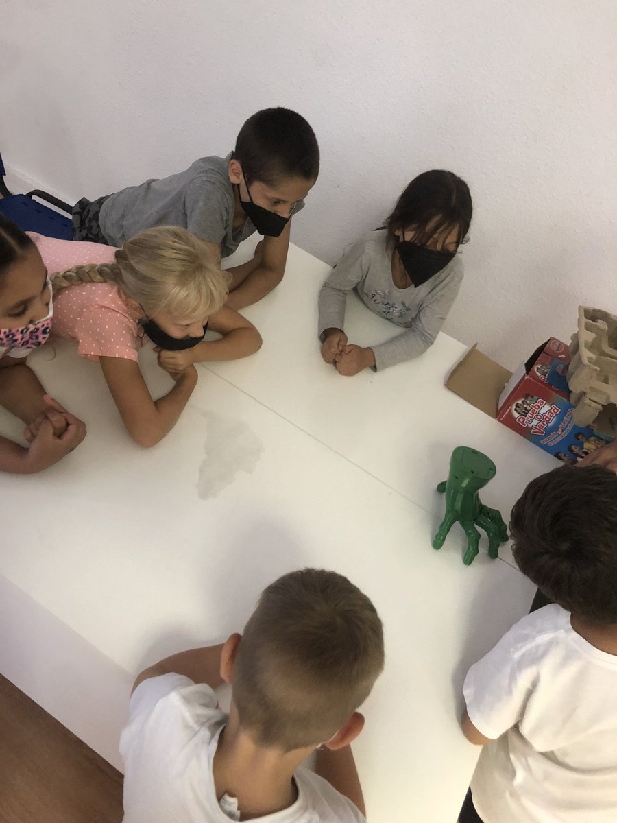 Hoy hemos empezado con los juegos de mesa. Los alumnos de primaria han flipado con ellos. Seguimos sumando.