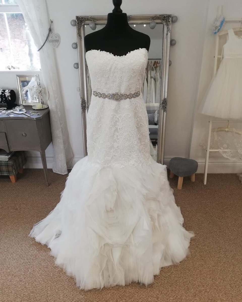 Todays dress nips you in .. in all the right places!

Brand new and available in the boutique for just half the original price 💗

Contact us to make your private appointment 💗

#plussizeweddingdress #bridalreloved #bridalrelovedleicester #bridalshopleicester #weddingdress