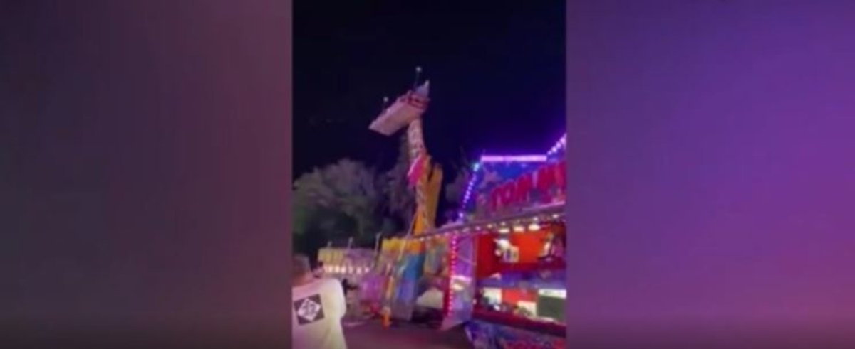 Barrie360's tweet photo. Crowd stabilizes out-of-control carnival ride at Michigan fair - VIDEO
#Heroes #MagicCarpetRide #MichiganFair #OutOfControlAmusementRide #PendulumRide
https://t.co/3ha4xuKxhY https://t.co/90Rq2VuIGf