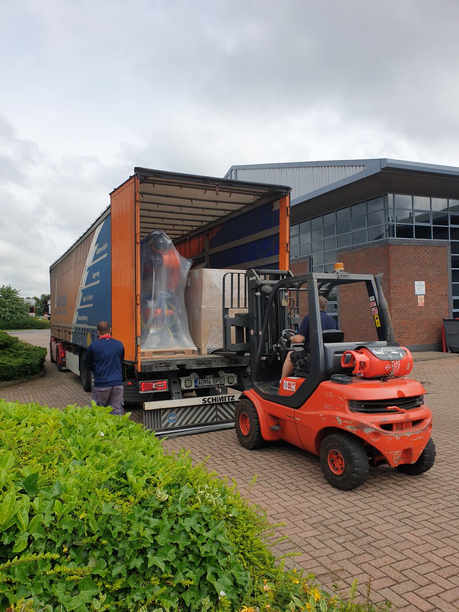 OALgroup's tweet image. The football may not have come home last night but we&apos;re still smiling at OAL! This morning we shipped one of our #APRILRobotics Weighing systems to a customer! Looking forward to getting started on the commissioning! 
#robotics #automation @KUKA_UK oalgroup.com/robotic-ingred…
