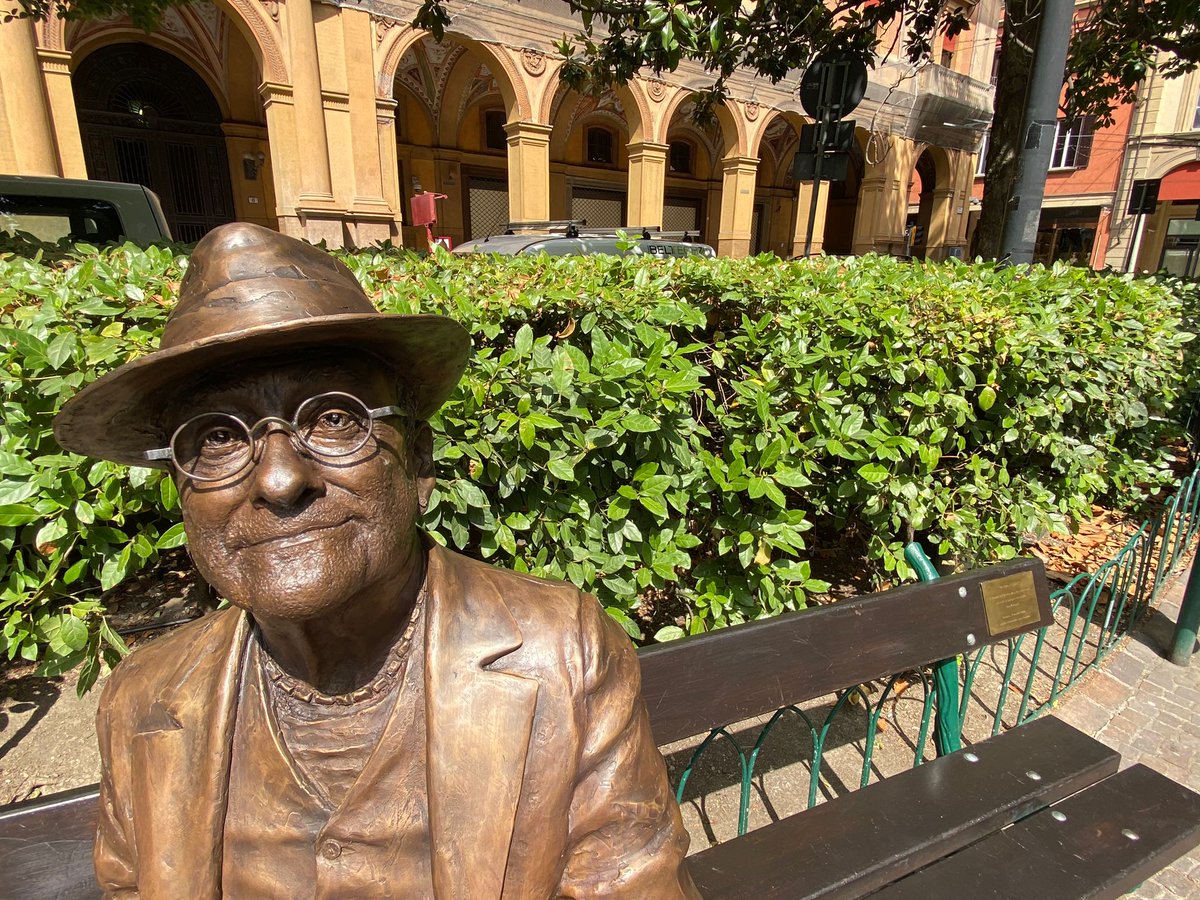 comunebologna's tweet photo. La mia casa è Piazza Grande ❤️💙
Sabato 10 luglio in Piazza Cavour abbiamo inaugurato la statua dedicata a #LucioDalla.
La scultura è opera dell'artista Antonello Paladino ed è stata donata al Comune di Bologna da Lino Zaccanti, cugino ed erede di Lucio.
#Bologna @luciodallafond https://t.co/gcuwMBSMIn