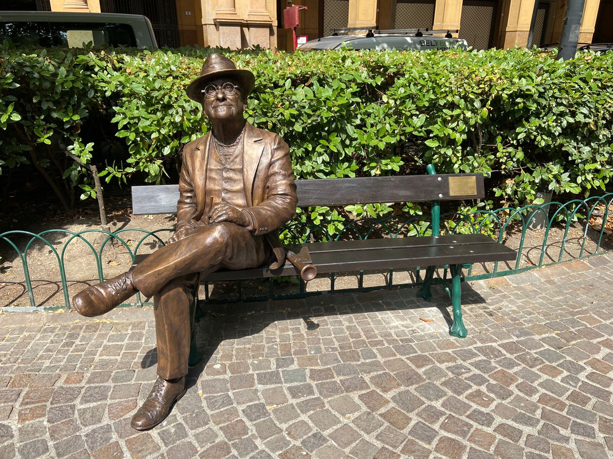 comunebologna's tweet photo. La mia casa è Piazza Grande ❤️💙
Sabato 10 luglio in Piazza Cavour abbiamo inaugurato la statua dedicata a #LucioDalla.
La scultura è opera dell'artista Antonello Paladino ed è stata donata al Comune di Bologna da Lino Zaccanti, cugino ed erede di Lucio.
#Bologna @luciodallafond https://t.co/gcuwMBSMIn