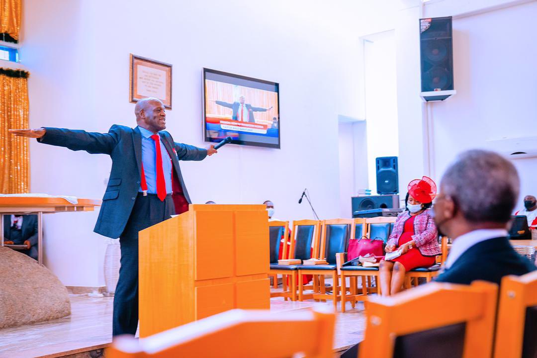 PastorWale_'s tweet photo. It was a huge privilege to have been invited to speak at the Aso Rock Villa Chapel yesterday.

A special thank you to the His Excellency - The Vice President of Nigeria @profosinbajo for your warm hospitality. It was a pleasure to engage in conversation with His Excellency..(1/2) https://t.co/NFsf0ZuE7J