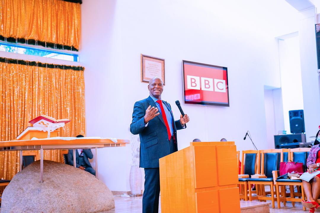 PastorWale_'s tweet photo. It was a huge privilege to have been invited to speak at the Aso Rock Villa Chapel yesterday.

A special thank you to the His Excellency - The Vice President of Nigeria @profosinbajo for your warm hospitality. It was a pleasure to engage in conversation with His Excellency..(1/2) https://t.co/NFsf0ZuE7J