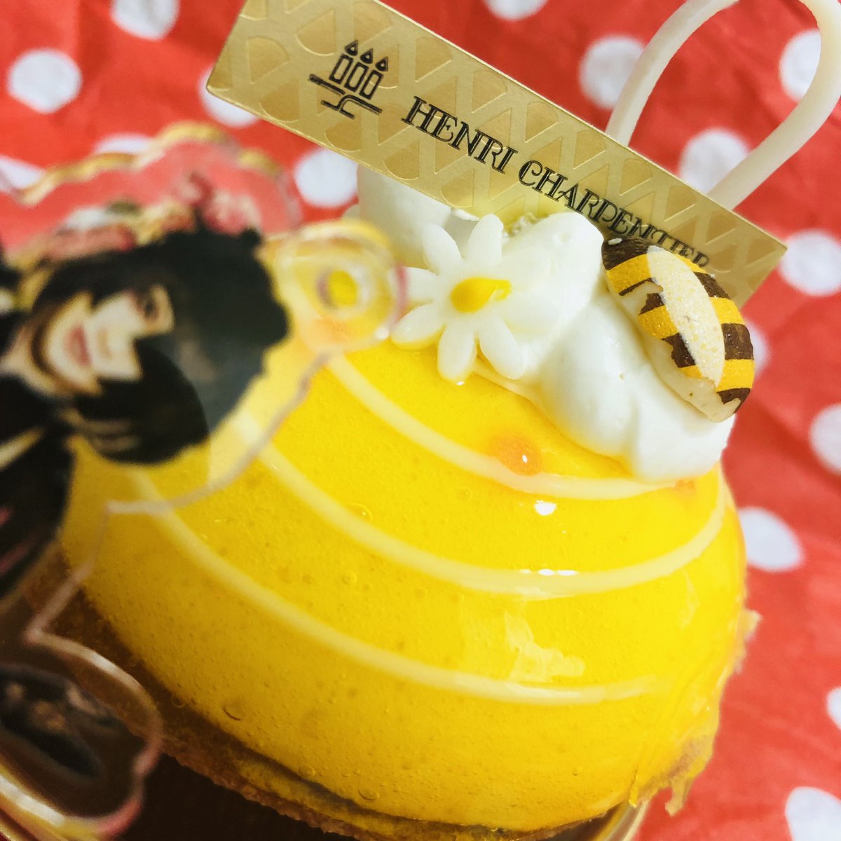 wku_h's tweet photo. 宅食に関しては自粛をしないことに決めたので理由はないけどデパ地下スイーツ食べる😊🍰🍋
🐝蜂さん🐝😍
#HENRICHARPENTIE #アンリシャルパンティエ　#ミスレモン　#レモン　#ケーキ　#デパ地下　#デパ地下スイーツ　#StayHome #テイクアウト　#宅食 https://t.co/bansL9LIk2