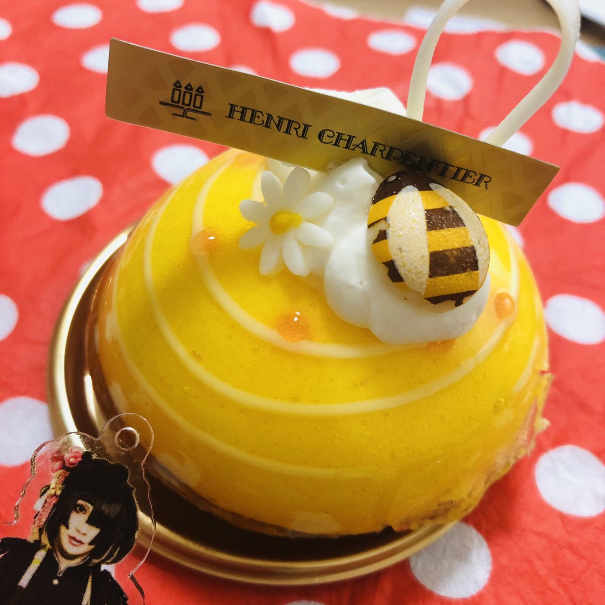 wku_h's tweet photo. 宅食に関しては自粛をしないことに決めたので理由はないけどデパ地下スイーツ食べる😊🍰🍋
🐝蜂さん🐝😍
#HENRICHARPENTIE #アンリシャルパンティエ　#ミスレモン　#レモン　#ケーキ　#デパ地下　#デパ地下スイーツ　#StayHome #テイクアウト　#宅食 https://t.co/bansL9LIk2