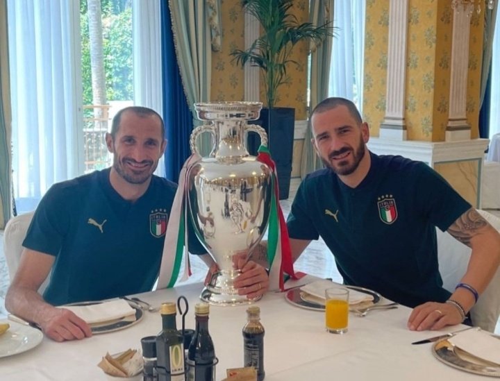 Retwitta anche se non sei Juventino... 😀😀😀
Seeeeeee
Piuttosto si fanno tagliare la mano✋😀😀😀😀😀😀😀
#Bonucci 
#Chiellini