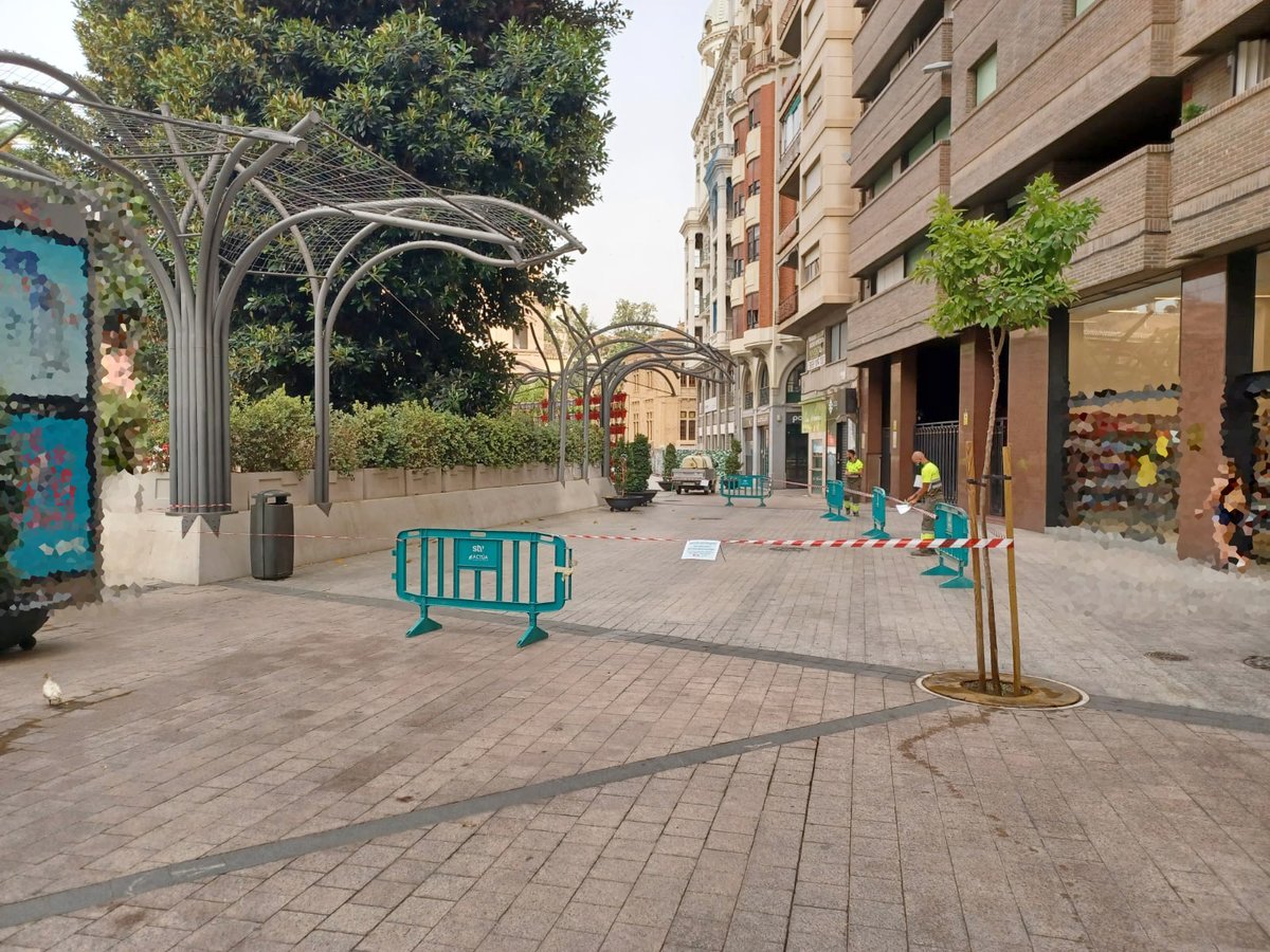 parquesdemurcia's tweet photo. La Plaza de San Bartolomé y Santo Domingo también están balizadas 🔴🔴para evitar cualquier accidente. La seguridad de los murcianos 🧑🤝🧑🚶♂️es una prioridad para nosotros. Trabajamos, en coordinación con @AytoMurcia y @nhoa81 , para mejorar Murcia y pedanías👀. #stvgestion #actuasm https://t.co/aEs9GVRHUX