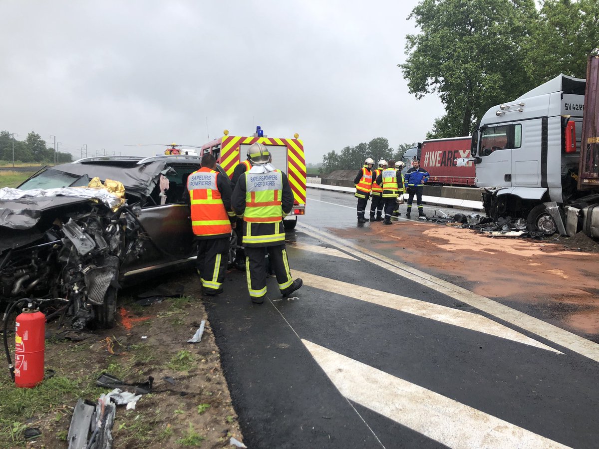 MontagneMoulins's tweet photo. #trevol collision voiture/poids lourd vers 11 h 45 sur rn7 niveau château d’Avrilly. Conductrice blessée transportée par hélicoptère à Clermont Ferrand à 13 h 10. Circulation très perturbée (plusieurs km de bouchons dans les deux sens) en cours de rétablissement. https://t.co/OEVH4FEAWD