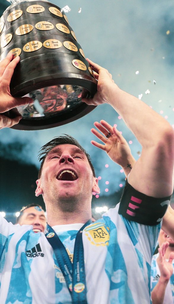 MundialAndando's tweet photo. No hay persona en el mundo que no se ponga feliz al ver estas fotos. Si algo despierta #Messi es amor. En Brasil, en el Maracaná y contra @CBF_Futebol. Justicia poética que le llaman. https://t.co/1NmE9o2L9U