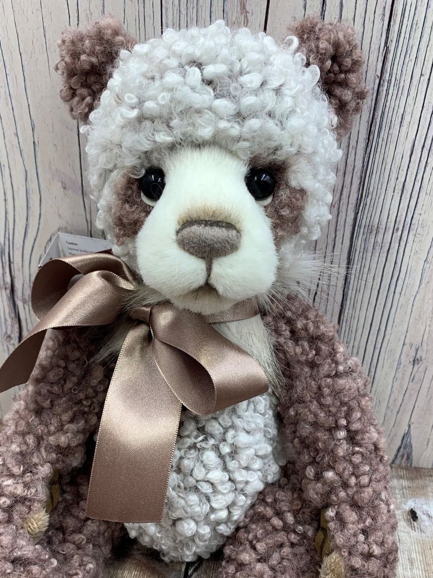 This is Bubbles. Bubbles wants to be an Eastenders cast member. He quite fancies himself as the third Mitchell brother. Grant, Phil and...Bubbles propping up the bar in the ol' Queen Vic.
He enjoys pickled onion Space Raiders, ice sculptures and jousting. 
#charliebears #steiff