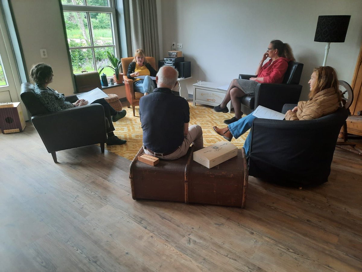 Ontmoet team <a href="/Kingarthurgroep/">King Arthur Groep</a>. Vier initiatiefnemers vanuit deze organisatie die ondersteuning en woonzorg biedt aan mensen met dementie doen mee aan ons Veranderaarsprogramma. Met verschillende ideeën willen zij de zorg dementie-vriendelijker te maken: levenlangleven.nu/nieuws/de-vera…