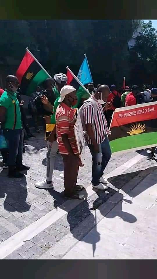 Xpsilver1's tweet photo. Happening now in Athens Greece.
#Biafrans in Athens Greece are protesting at their British embassy. Smooth moveee.
#FreeNnamdiKanu #BiafraReferendum https://t.co/5aVJ6BvbMW