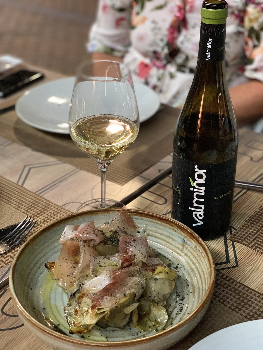 CadimaDist's tweet photo. 🌤 Empezamos una nueva semana y que mejor que disfrutar de un buen vino @valminorebano acompañado de una buena comida en @arroceriasepio1 😉🍷

#CadimaDistribuciones #Valladolid #Valmiñor https://t.co/bYVprlfFEp