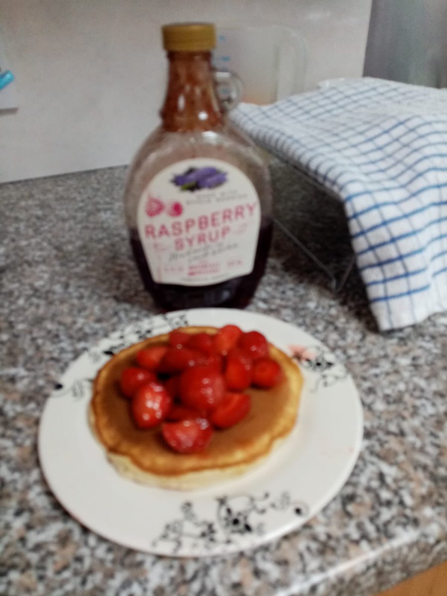 snmccll's tweet photo. A wee treat for everyone today at Riverside from Buns R Us freshly made pancakes with freshly picked strawberries ⭐️ https://t.co/HSSuNLbvSm