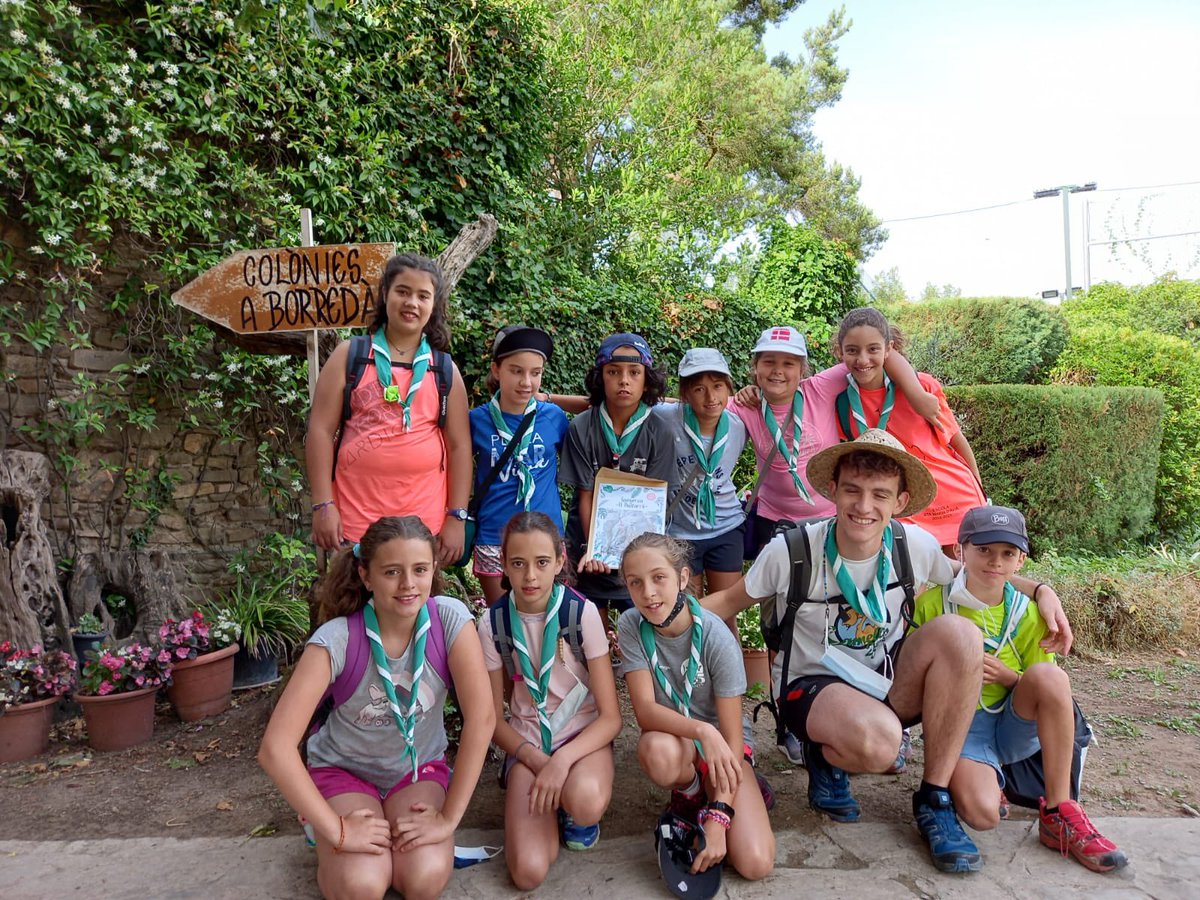 colborreda's tweet photo. 🥾🧢 Aquí els tenim! A primera hora del matí tots els grups s’han calçat per fer unes excursions molt interessants pels voltants de #Borredà! Ja tornem a ser a la casa, cansats però contents 😄
#3aTanda21 #QuinEmbolic #colborredà #colòniessegures #estiu21 https://t.co/QQpgzMwZmp