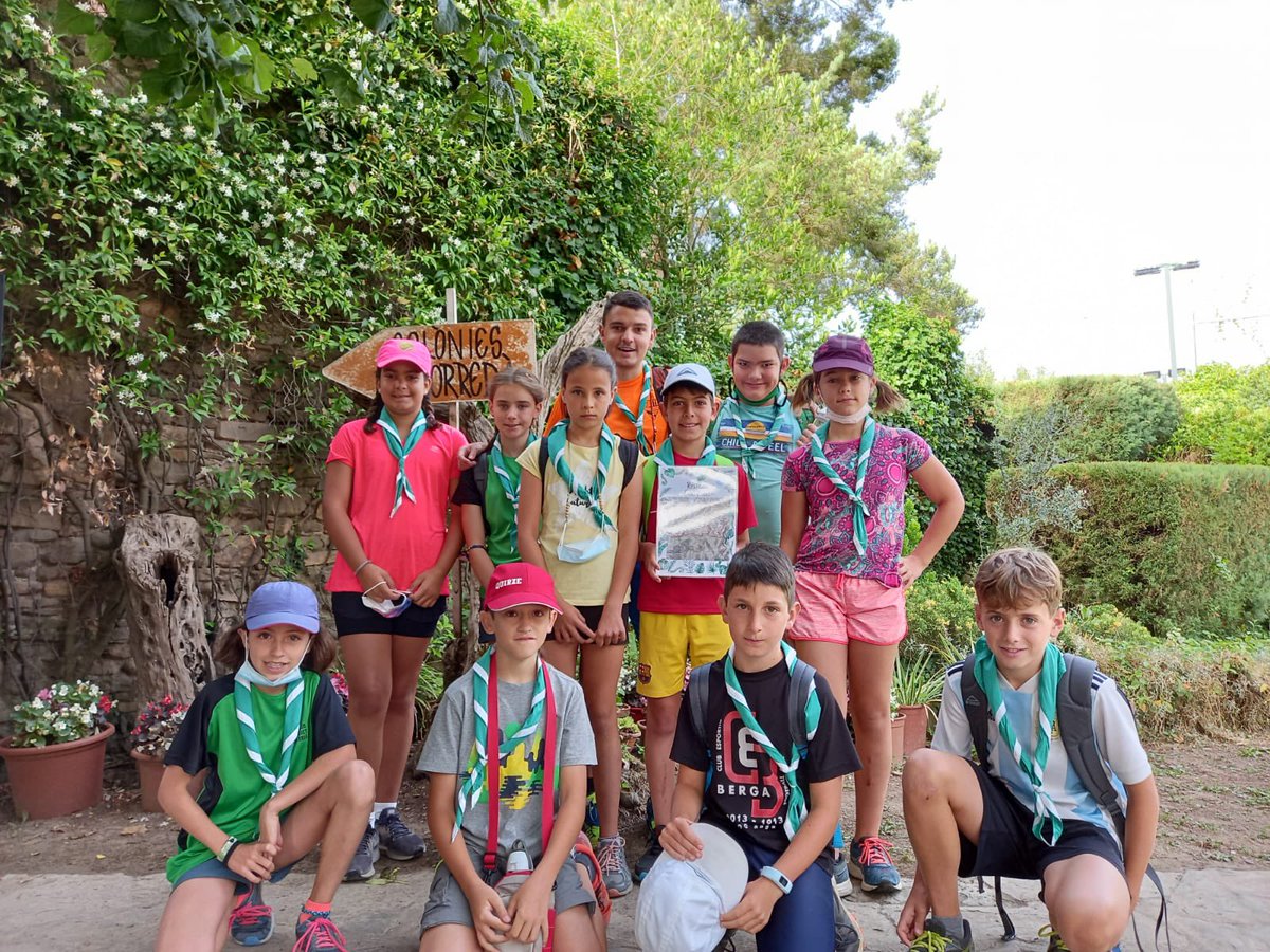 colborreda's tweet photo. 🥾🧢 Aquí els tenim! A primera hora del matí tots els grups s’han calçat per fer unes excursions molt interessants pels voltants de #Borredà! Ja tornem a ser a la casa, cansats però contents 😄
#3aTanda21 #QuinEmbolic #colborredà #colòniessegures #estiu21 https://t.co/QQpgzMwZmp