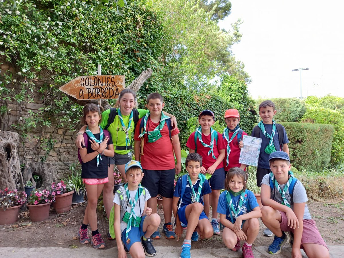 colborreda's tweet photo. 🥾🧢 Aquí els tenim! A primera hora del matí tots els grups s’han calçat per fer unes excursions molt interessants pels voltants de #Borredà! Ja tornem a ser a la casa, cansats però contents 😄
#3aTanda21 #QuinEmbolic #colborredà #colòniessegures #estiu21 https://t.co/QQpgzMwZmp