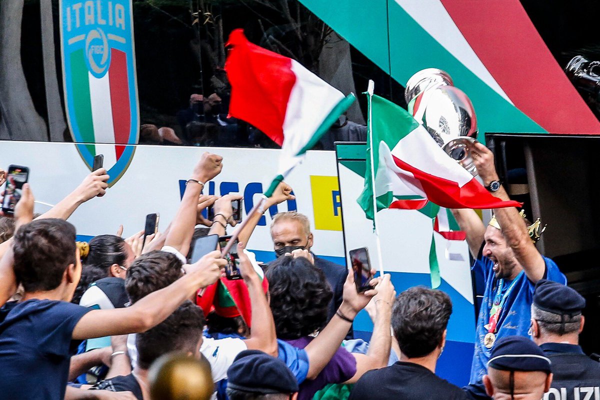 Coninews's tweet image. La Coppa è arrivata a Roma! 🥰🏆🇮🇹

#EURO2020 #ITA #Chiellini @Vivo_Azzurro @azzurri