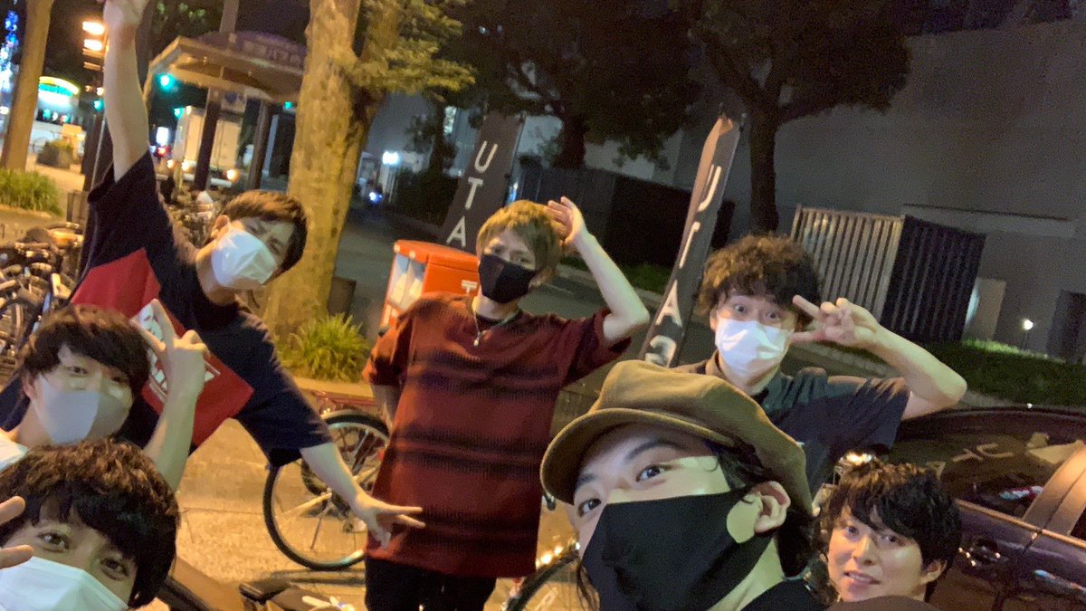 glow_natsu's tweet photo. 久しぶりの箱でのライブ楽しかったなぁ🥰対バンのFUNNYARCとも仲良くなれたし、めでたし、めでたし
#hellosayhello
#funnyarc https://t.co/vzww6NlJyO