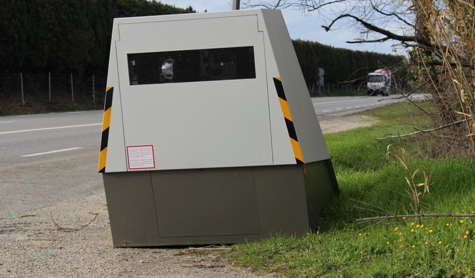 AnnecyFord's tweet photo. Ils sont communément nommés radars de chantier, mais leur nom officiel est "radars autonomes". Zoom sur ces radars ! ⬇️ https://t.co/0Sup86hYeg https://t.co/dRROSkDe1r