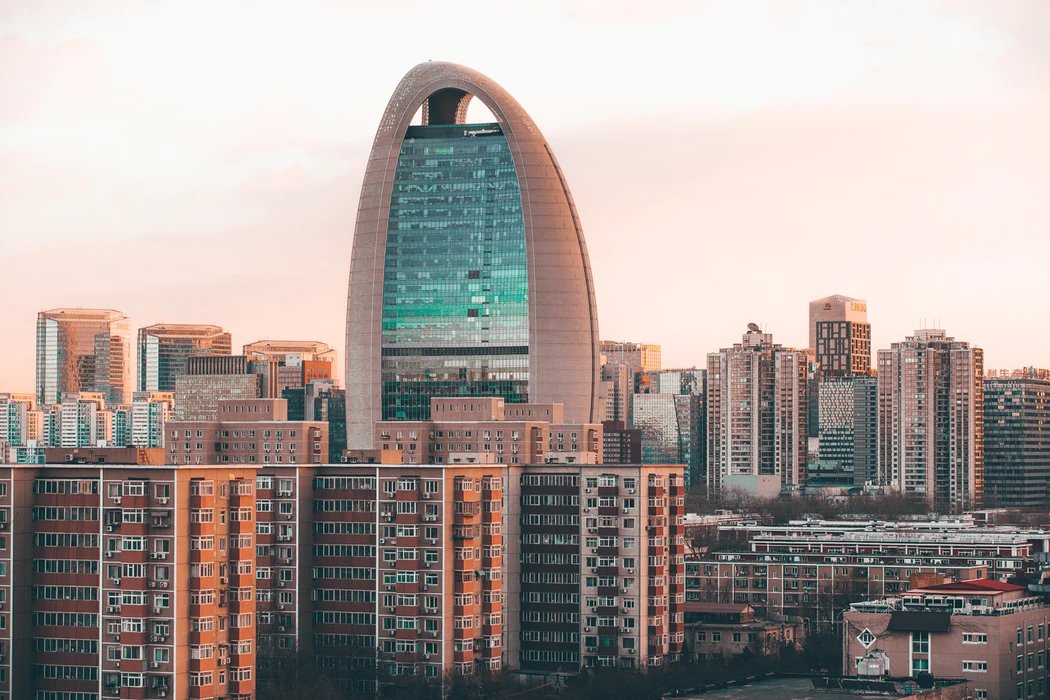 euklidiadas's tweet photo. 1. Los asentamientos de menor impacto son "ciudades de alta densidad y poca extensión" (Banco Mundial, seminario ‘Ciudades inteligentes para todos’).

2. “La urbanización es la causa general del incremento de CO2”. (Guía básica de la sostenibilidad, Edwards)

Ambas son correctas. https://t.co/r5MnCO07GR