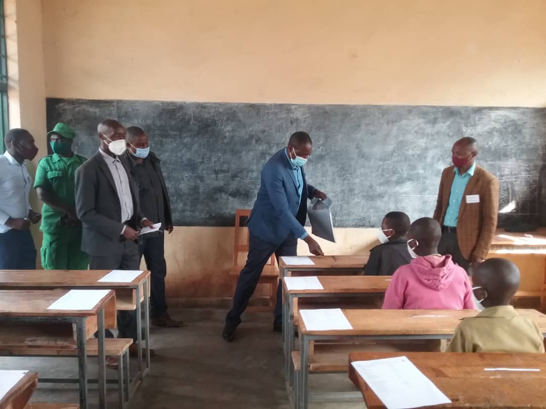 Nk'ahandi mu gihugu muri <a href="/GicumbiDistrict/">Gicumbi District</a> abana  9350  kuri sites 42 amazone 9 batangiye gukora ibizami biyasoza P6, n'abagaragaweho  Covid-19 bitabiriye ibizami, Mayor yatangirije #Rubaya sector. <a href="/gatjmv/">Gatabazi Jean Marie Vianney</a> <a href="/RwandaNorth/">Northern Province/ Rwanda</a>  <a href="/Rwanda_Edu/">Ministry of Education | Rwanda</a> <a href="/NESA_Rwanda/">NESA Rwanda</a> <a href="/RwandaLocalGov/">Ministry of Local Government | Rwanda</a> <a href="/NyirarugeroD/">Nyirarugero Dancille</a>