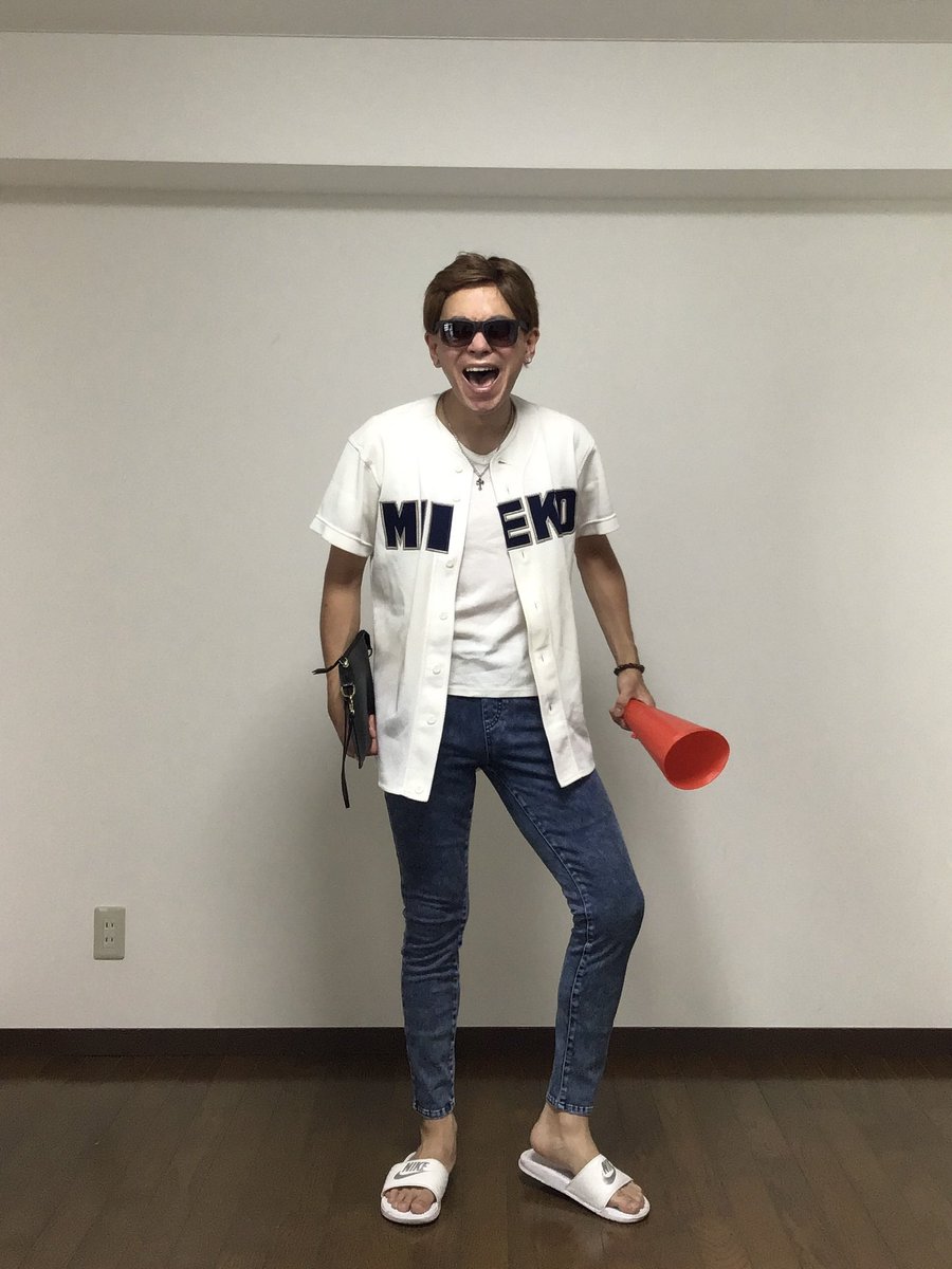 nakanishiryouta's tweet photo. 【今日の一変化】
イキリまくってスタンド最前列で応援してる野球部OB。
#地味ハロウィン 
#隣にふてこい彼女 
#メガホン奪い取って応援 
#現役野球部ドン引き
#バッピが2球連続ストライク投げられなかったらブチギレ 
#トスバッティングで良い感じのボール投げられなかったらブチギレ
#今日の一変化 https://t.co/oOW3QuICiL
