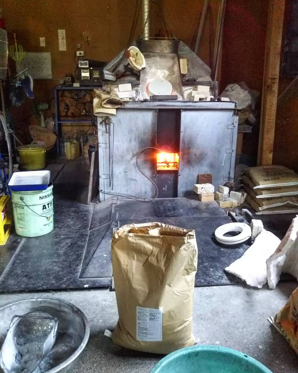 faroglass's tweet photo. 溶解炉の温度は1400℃に達し、ガラス原料を投入しました。
明後日には作業できるくらいに安定しているでしょう。
リハビリなしで三島の展示会の作品制作に突入の予定、、、( ̄▽ ̄;)
しかし暑すぎる、、、(T_T)
#ガラス
#溶解炉
#吹きガラス
#調合原料
#バッチ
#glassbatch
#charge
#原料投入 https://t.co/erl1YXY9B3