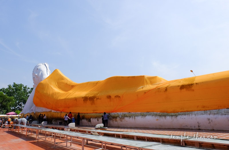 Huge reclining Buddha statue at Wat Satue (วัดสะตือ), Ayutthaya province. First erected in the 19th century, it measures around 50 meters long. #Thailand #Buddha #อยุธยา