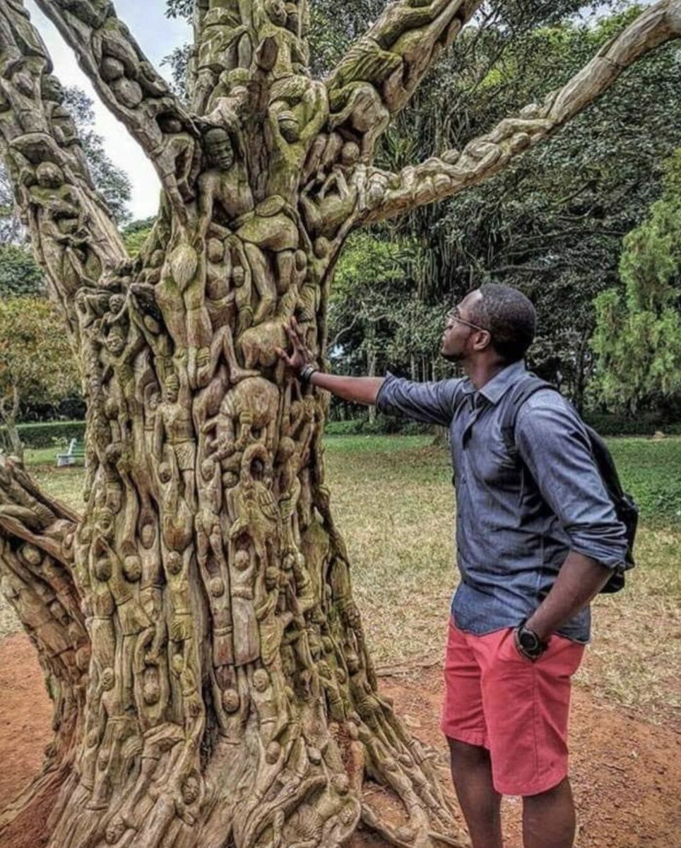 AfricaFactsZone's tweet photo. Wood carving on a dead tree, that is over 300 years old in Aburi Botanical Garden in Aburi, Ghana.

The carving shows proverbial people walking on top of each other to get to the top, and the Chief is at the top. https://t.co/siwRrWJ4be