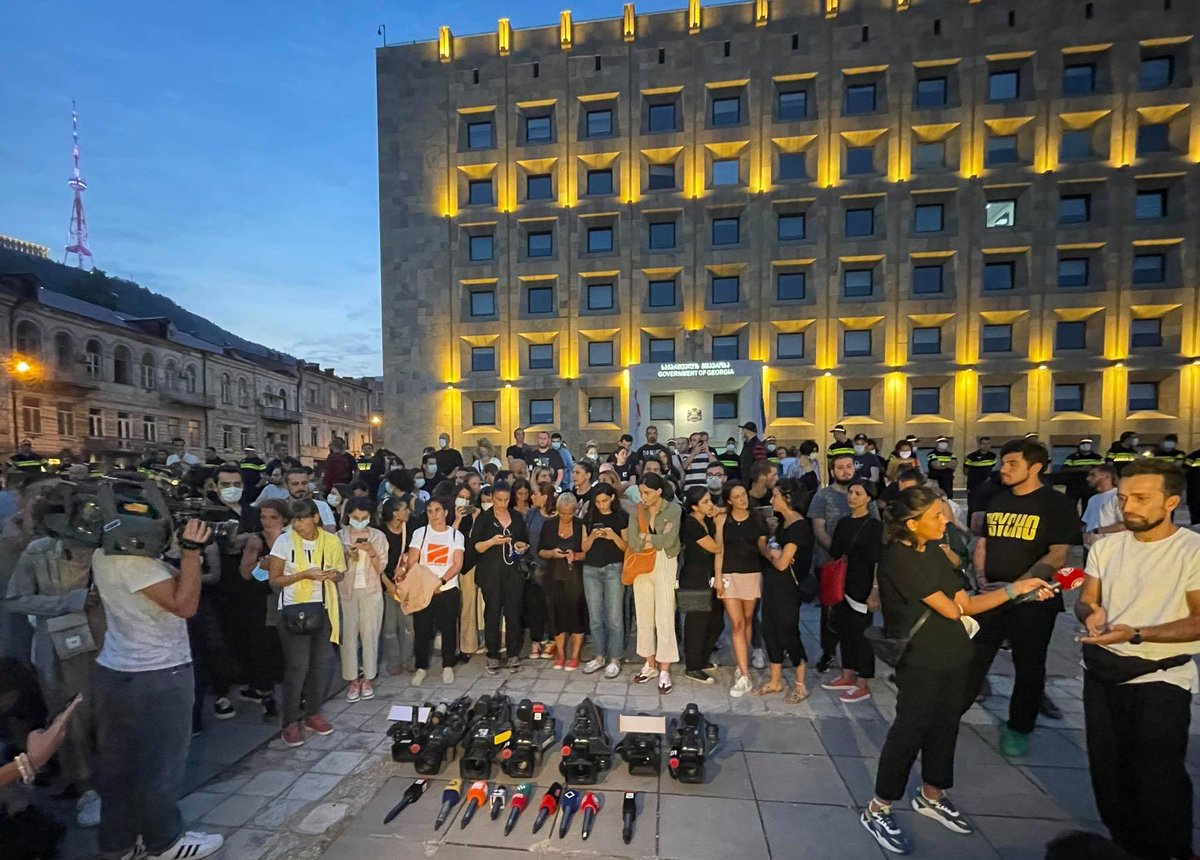 CharterEthics's tweet photo. Cases of violation of the rights of media representatives in Georgia have reached a critical level. 

Up to 100 media organizations appeal to the diplomatic corps. 

See More: https://t.co/mDookAKG8j https://t.co/z2oZFcLMHh