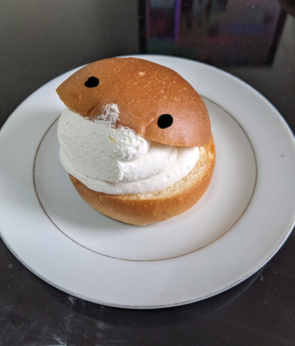 nazoaka_com's tweet photo. 流行りのマリトッツォに目をつけたら頭悪い食べ物になった https://t.co/67bNvUfcgU