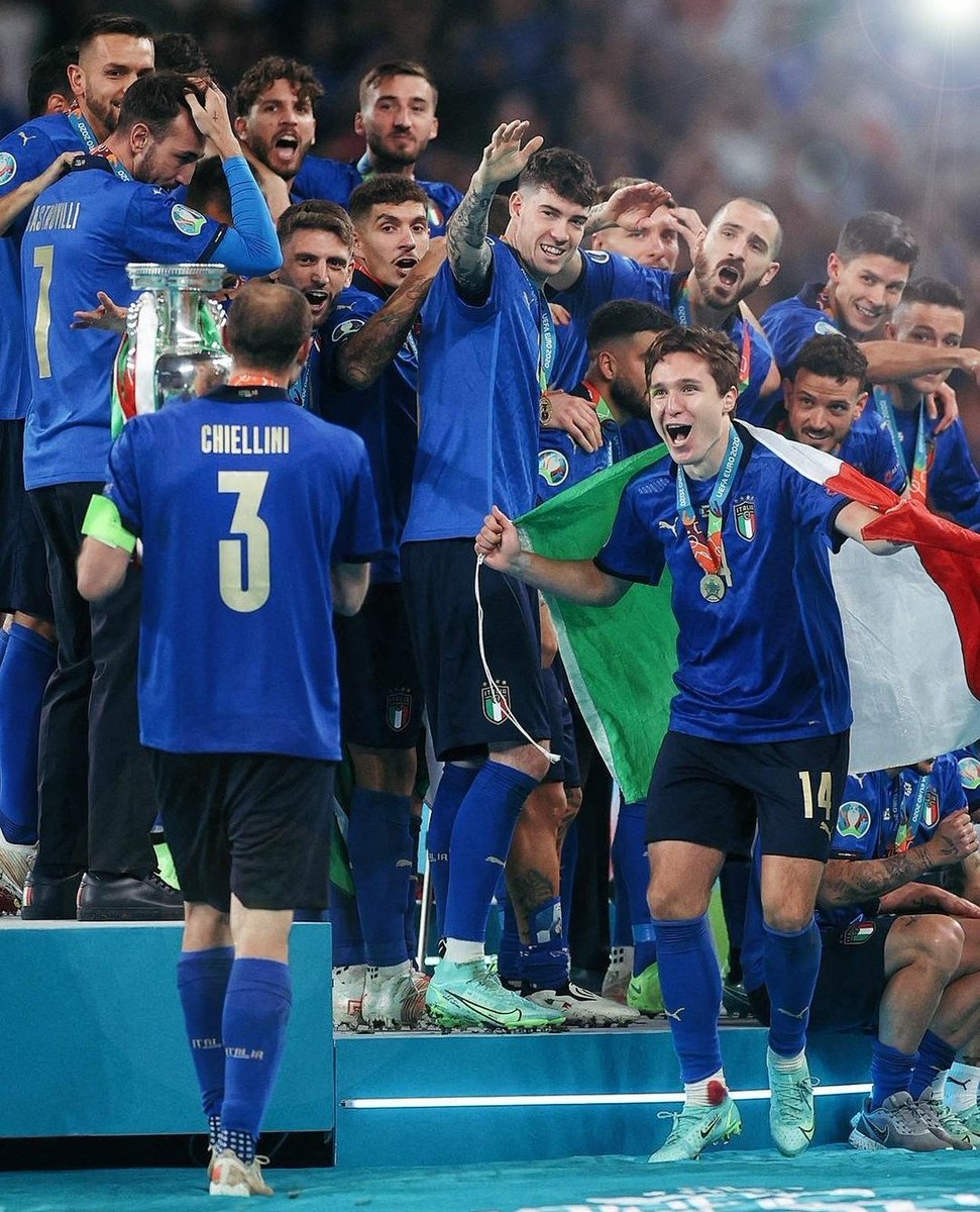 scivolidinuovo_'s tweet photo. ma la bellezza di questa foto 💙 https://t.co/jwWpu43gRq