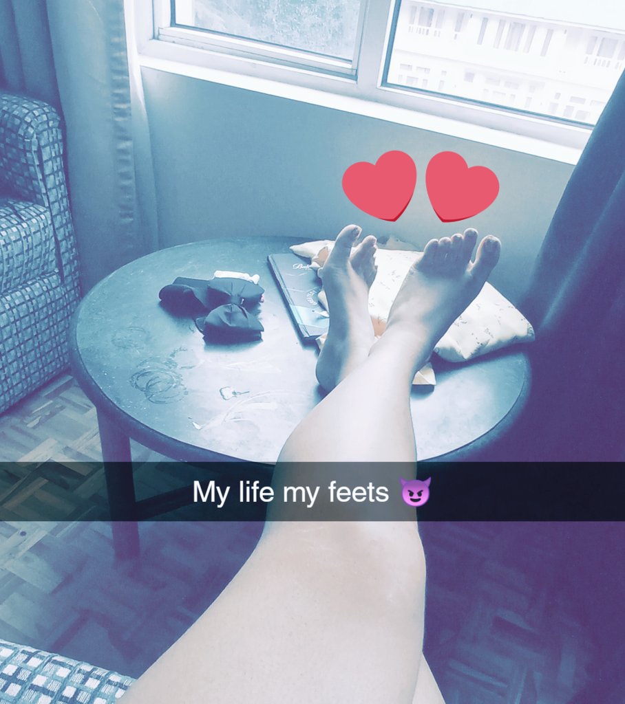 MistressPoison2's tweet photo. It's upon the slaves to worship me or adore me . They decide how how they wanna treat me . I decide how I wanna pamper my feets https://t.co/fhn2YqNht4