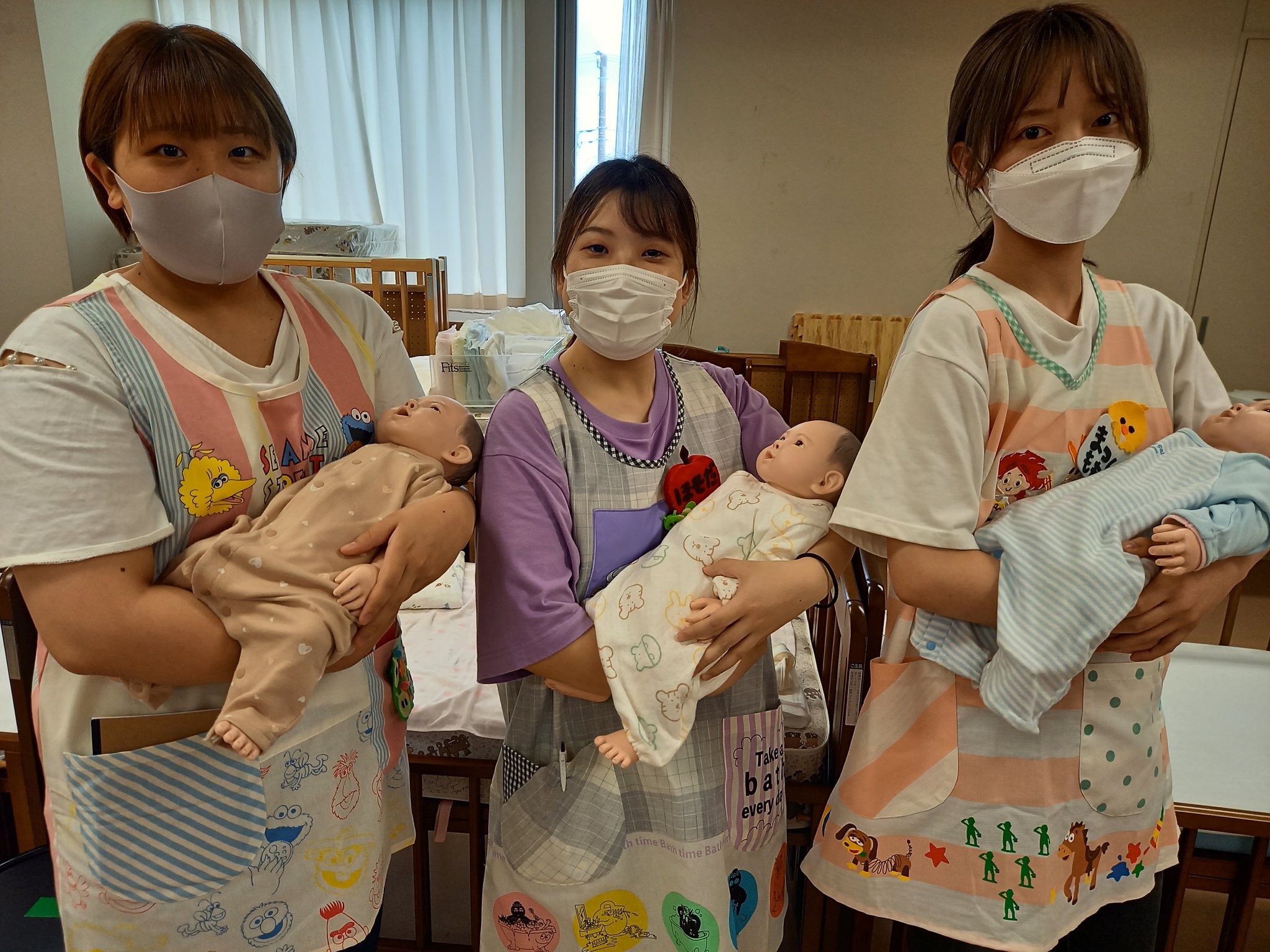 川村学園女子大学幼児教育学科 月曜日の3限目と4限目 2年生は乳児保育でした 今日は実技です 抱っこ おんぶ 授乳 おむつ替えを実践しました 赤ちゃん人形を抱っこする姿が素敵です かわいい赤ちゃんたちに名前はなんてつけましたか 川村学園女子