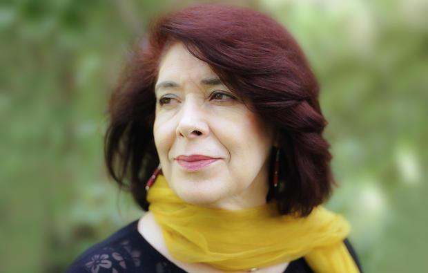 آن‌ها که دوست‌شان داشتیم رفته‌اند                  
و اندوه بی‌صداست

ببین
اندوهی که بر لبم نشسته
خاموشیِ رؤیاست

لب از لب بازنمی‌کند الفبا 
و کلمات
ــ مثلِ آن‌ها ــ
می‌میرند و روی خاک می‌افتند
...

*

بخشی از یک شعرِ فَدوی طوقان