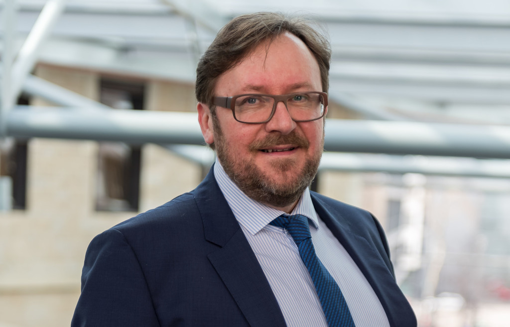 L'AG de l’AGERA, réunie le 8 juillet, a élu <a href="/OLMaillard/">Olivier MAILLARD</a>, directeur de @ESDES_Officiel, président de l’AGERA.
Il succède à @SophieCommereuc,élue en juin 2017. 
Nous lui souhaitons un plein succès dans ses nouvelles fonctions. Lire le CP : tinyurl.com/3fe465nm #grandesecoles