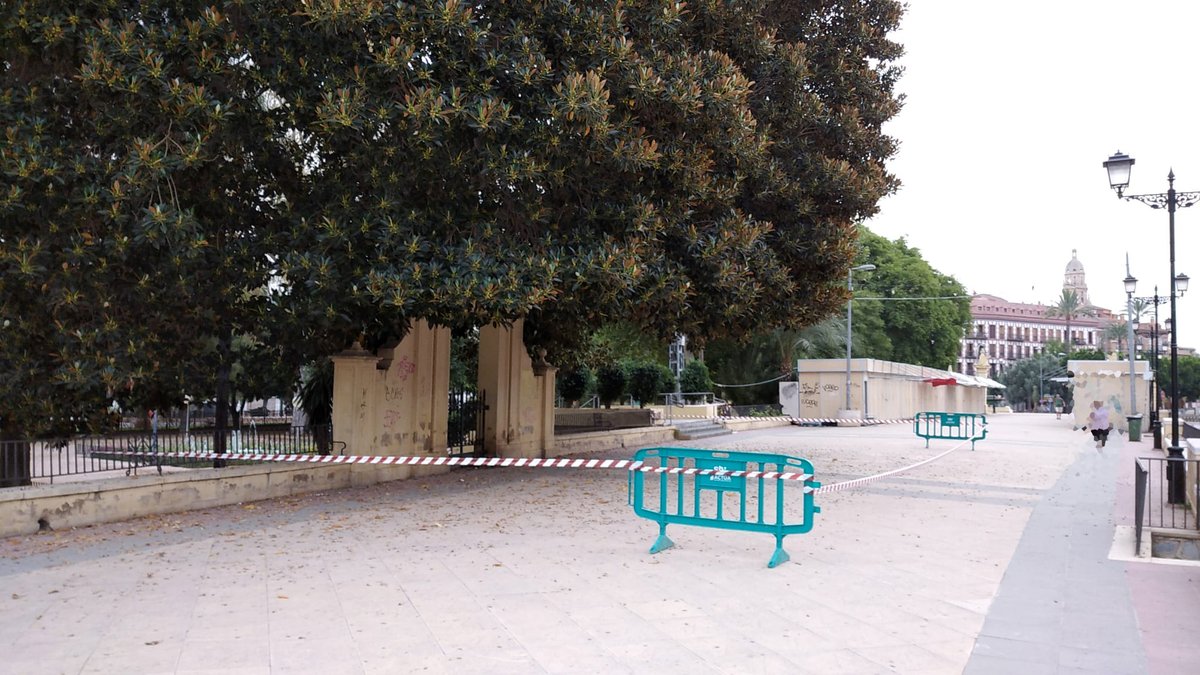 parquesdemurcia's tweet photo. Buenos días. 🔴Mantenemos cerrados los principales espacios verdes del municipio, en coordinación con @AytoMurcia y @nhoa81🔴. En la imagen Jardín de Floridablanca y Jardín del Malecón. #CalorExtremo #stvgestion #actuasm https://t.co/EvSD46rg0l