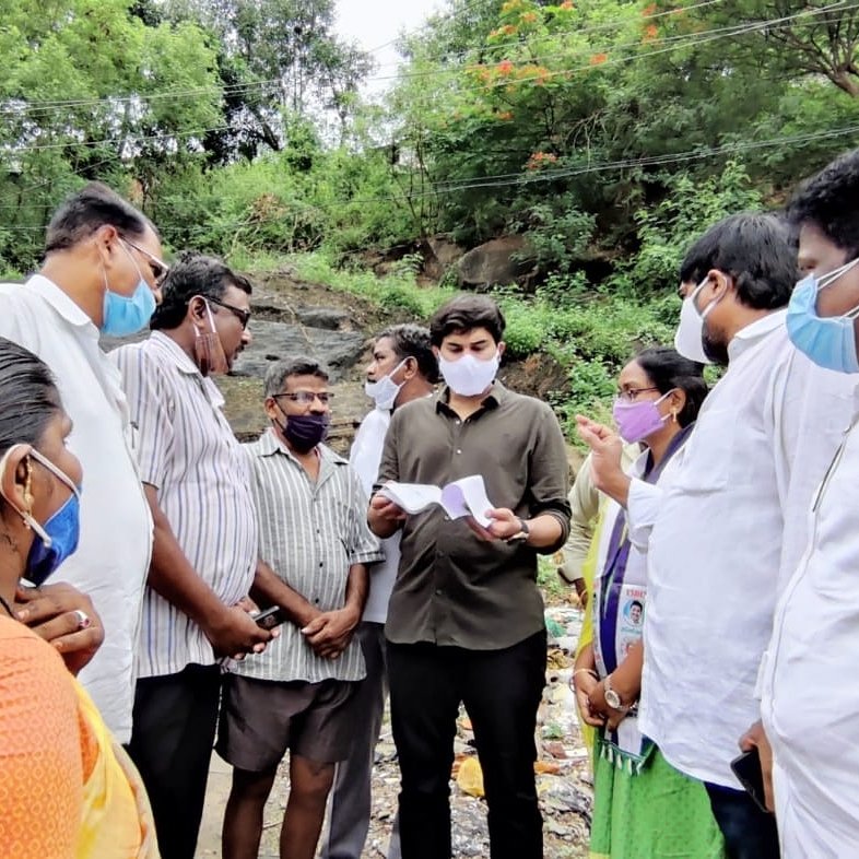 DevineniAvi's tweet photo. స్థానిక 7వ డివిజన్,బందెల దొడ్డి నందు స్థానిక కార్పొరేటర్,స్థానిక నాయకులతో కలిసి పర్యటించి, ఇంటింటికి వెళ్లి ప్రజల సమస్యలను అడిగి తెలుసుకుని,ప్రభుత్వ సంక్షేమ పథకాల అమలు తీరును అడిగి తెలుసుకోవడం జరిగింది.
#AvinashForVijayawadaEast #Vijayawadaeast #DevineniAvinash #7thDivision https://t.co/CR9vz98nWe