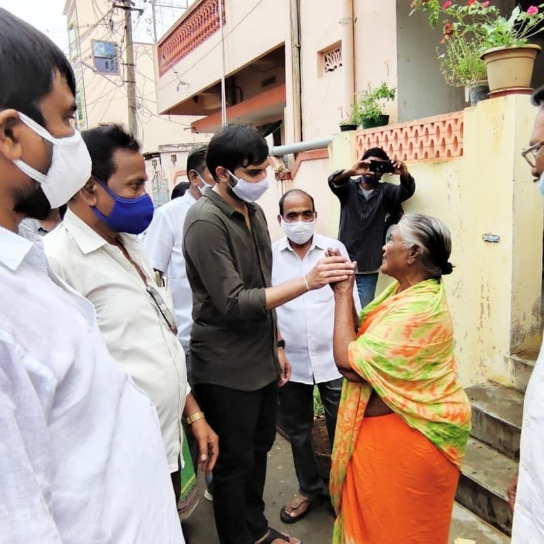DevineniAvi's tweet photo. స్థానిక 7వ డివిజన్,బందెల దొడ్డి నందు స్థానిక కార్పొరేటర్,స్థానిక నాయకులతో కలిసి పర్యటించి, ఇంటింటికి వెళ్లి ప్రజల సమస్యలను అడిగి తెలుసుకుని,ప్రభుత్వ సంక్షేమ పథకాల అమలు తీరును అడిగి తెలుసుకోవడం జరిగింది.
#AvinashForVijayawadaEast #Vijayawadaeast #DevineniAvinash #7thDivision https://t.co/CR9vz98nWe