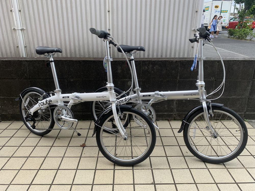 spoke1018's tweet photo. DAHON ルートが入荷しました。
シルバーとホワイトの2色。

アルミニウムフレームのため、上位モデルのボードウォークよりスペック上300g軽いエントリーモデル。
ドロヨケもスタンドも標準装備
#DAHON #自転車 
https://t.co/dU57G2mV7x https://t.co/PL3Auj05vq