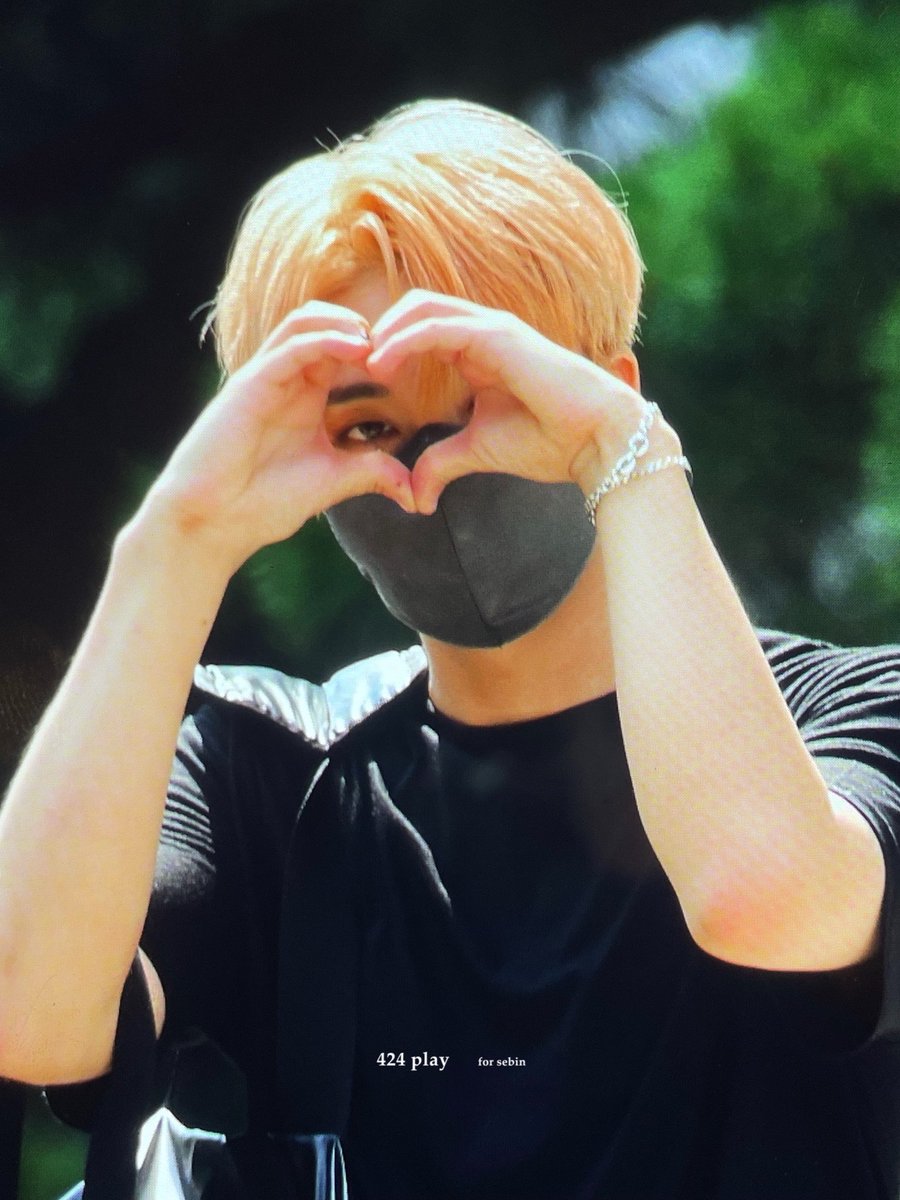 424_play's tweet photo. 210712 퇴근 #오메가엑스 #세빈 Preview
#OMEGA_X #SEBIN https://t.co/jzw0MtH3bv