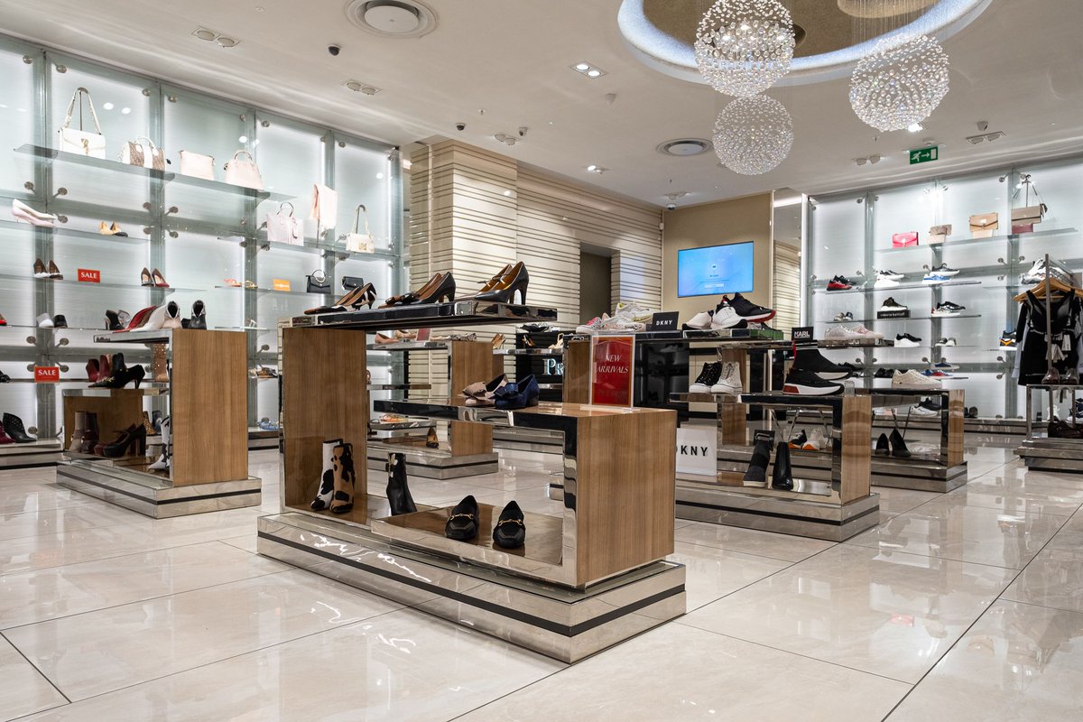 Eastgateshops's tweet photo. Like all-over monochrome, black and white is one of the ultimate style statements 🖤 The key to looking put-together, #previewthedesignercollection’s slick black-and-white sneakers go with everything you already own. The resulting look? Effortlessly chic and polished. https://t.co/o7YuAeQG3T