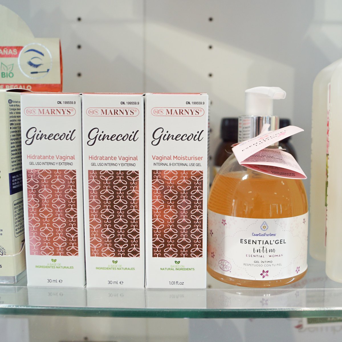 _saludyaromas_'s tweet photo. En #verano a las causas de la #SequedadVaginal 🌺 se le suman varios 'extras' que alteran el pH natural de la zona y modifican su protección natural.

1 Esential Gel Intim: Gel íntimo 
2 Ginecoil #Marnys: Hidratante vaginal 

🏠 Estamos en #SaludyAromas C/ del Carmen, #Cartagena https://t.co/mgwWyf6xln