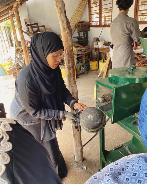 Busy weekend at Captain Ali's workshop! We invited the team from the @iome005 lab to check out our plastic recycling machines and test our solar cooker. We are planning on working with Takataka Heroes and @iome005 to create moulds to start creating inspired trinkets from plastic