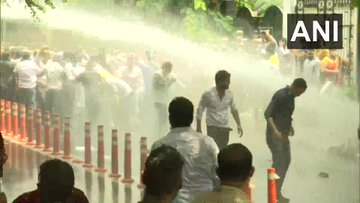 ndtv's tweet photo. Delhi Police uses water cannon against Bharatiya Janata Party workers protesting against Delhi government over #WaterCrisis.

(ANI) https://t.co/zHILB9dJjX